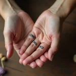Deux mains entrelacées portant chacune un tatouage alliance infini sur l'annulaire, symbole d'engagement durable sans bague